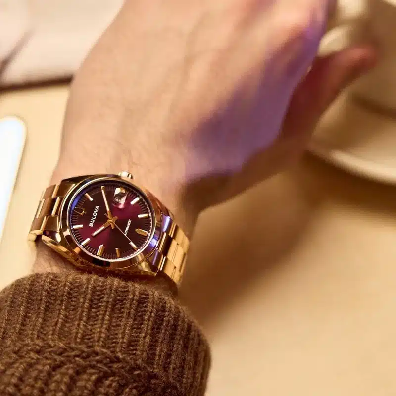 Bulova Surveyor 97B234 indossato, riflessi del quadrante melanzana soleil e cassa color oro rosa